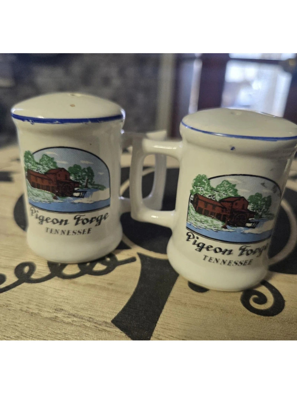 Pigeon Forge Tennessee Salt and Pepper Shaker Set Vintage